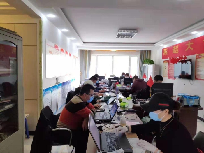 图五：青银分公司总部叶永迪所在小组正在进行紧张的核酸检测信息录入工作