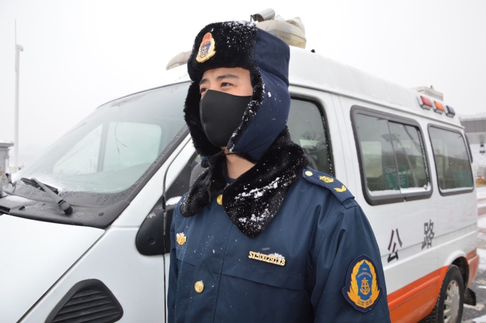 路政队员在冰雪中坚守