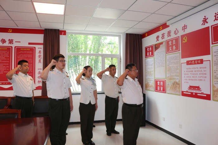 “七一”前夕，为庆祝中国共产党成立100周年，石安分公司邺城站党支部开展“迎七一”重温入党誓词活动。摄影：张晶玉