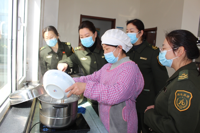 3月7日，河沙镇站女职工学习制作西湖牛肉羹，摄影杨利芳