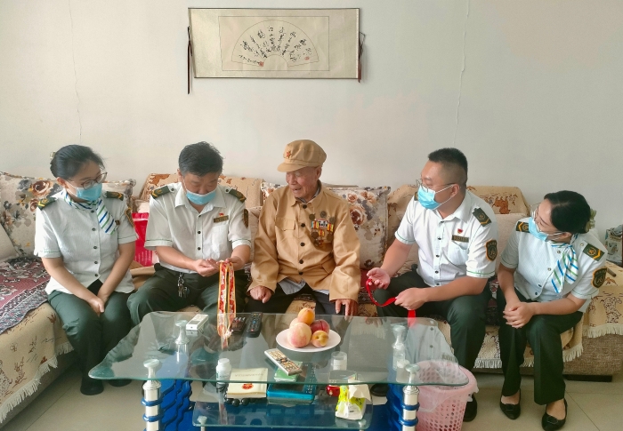 2022.8.1，沙河站党支部迎“八一”看望抗战老兵，摄影，王心雨
