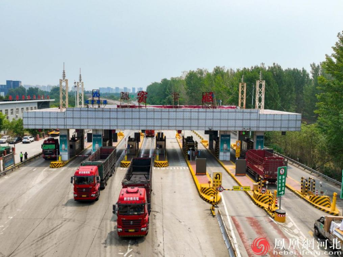 青银高速全力守护道路畅通与司乘安全(图为青银高速窦妪收费站)