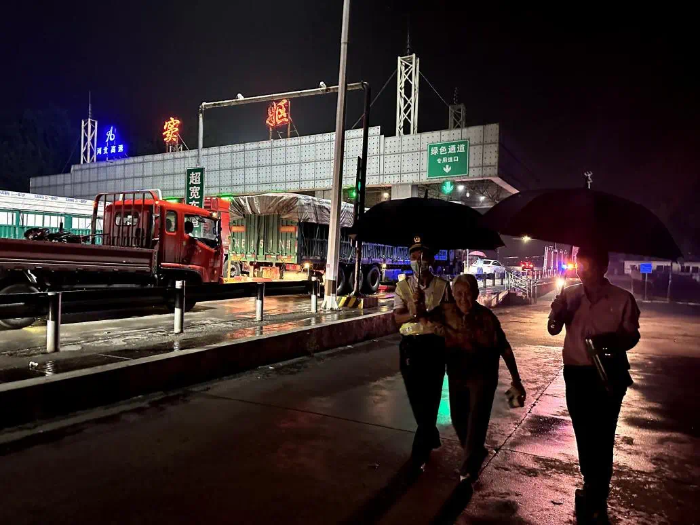 青银高速窦妪收费站工作人员将受困司乘引领至爱心驿站休息(河北高速集团青银分公司供图)