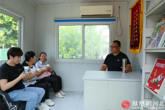 青银高速爱心驿站为提供临时休息场所,并配有热水、食物、空调等设施与服务,赢得了广大司乘的赞扬