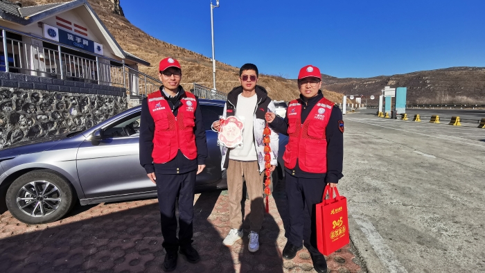 D:\内业综合岗\文稿\稿件\2025年\2025.01-2025.03\2025.1.23京哈北线分公司稽核管理中心：新春送福 暖行高速路\158db4cb52e8a90e17682d352a2315f