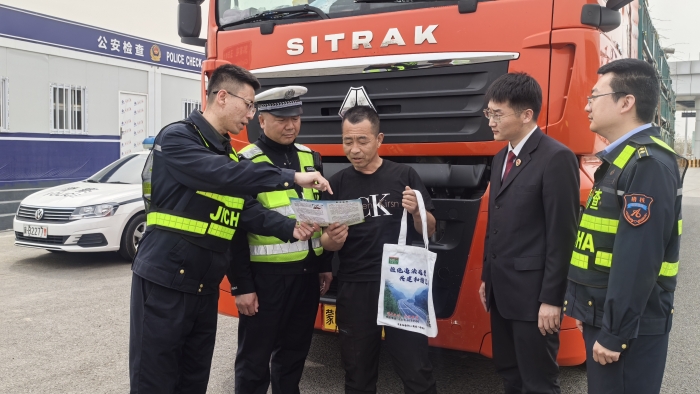 D:\内业综合岗\文稿\稿件\2025年\2025.04-2024.06\20250414“哪吒”助阵普法宣传 携手共筑畅行防线——京哈北线分公司联合属地执法部门开展普法宣传活动\微信图片_20250414090623_副本