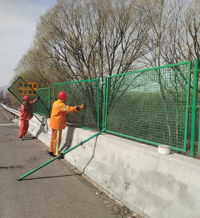 张家口分中心宣化养护队： 未“风”筹谋，提前筑牢高速“防风墙”