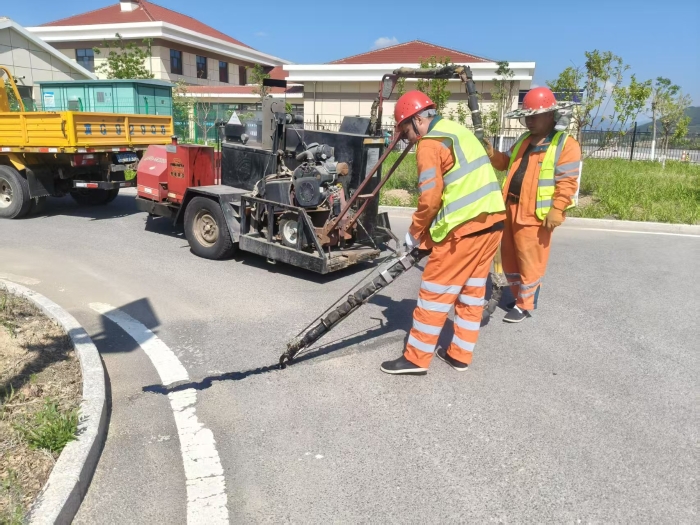张家口分中心延崇养护队高温下的坚守：责任在肩，护路前行