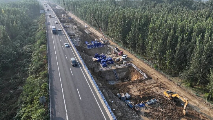 大道如虹贯京南 匠心筑路助协同——G95首都地区环线高速公路廊涿改扩建项目2025年建设纪实