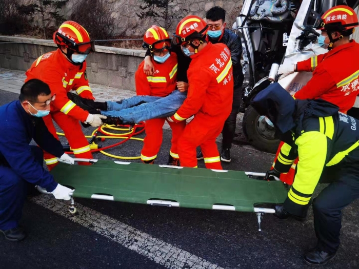 2承德支队安匠大队配合交警、消防人员紧急抢救被困人员