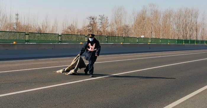 5京秦支队遵化大队清理路面垃圾