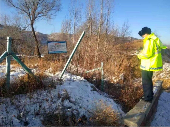 6承德支队围场大队外业中队针对近期小范围降雪情况，开展辖区安全隐患排查，保障道路安全畅通