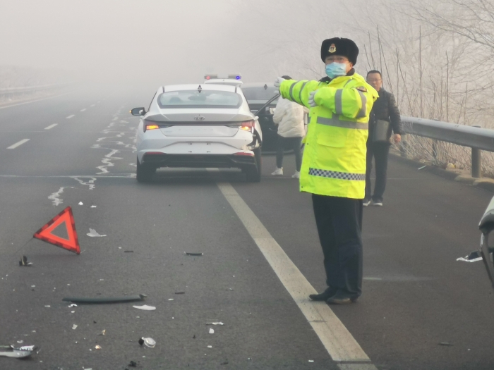 1沿海支队乐亭大队9分钟处置完事故