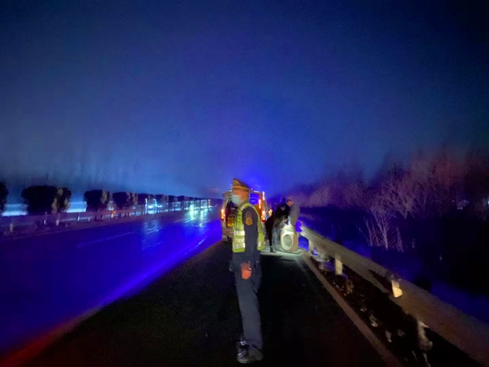 5青银支队清河大队深夜帮助司机疏导