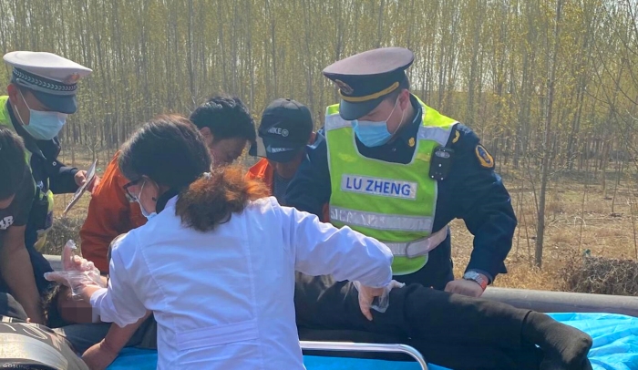 1衡大支队衡水大队协助医疗、交警、救援等部门合力救出驾驶员