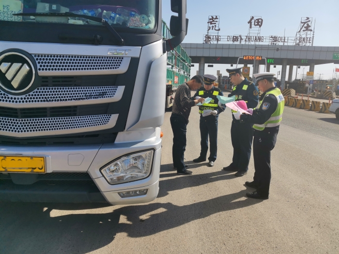 4沿海支队乐亭大队联合高速交警开展交通安全宣传活动