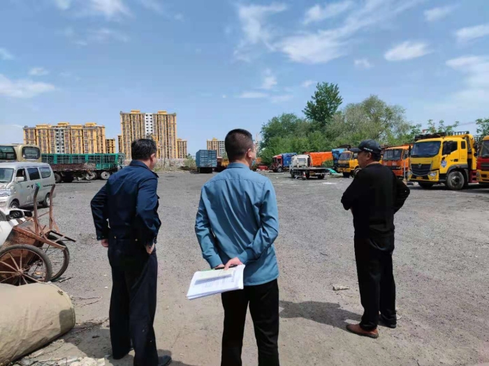 石安支队副支队长刘建、邢台大队副大队长马彦辉正在检查辖区救援公司