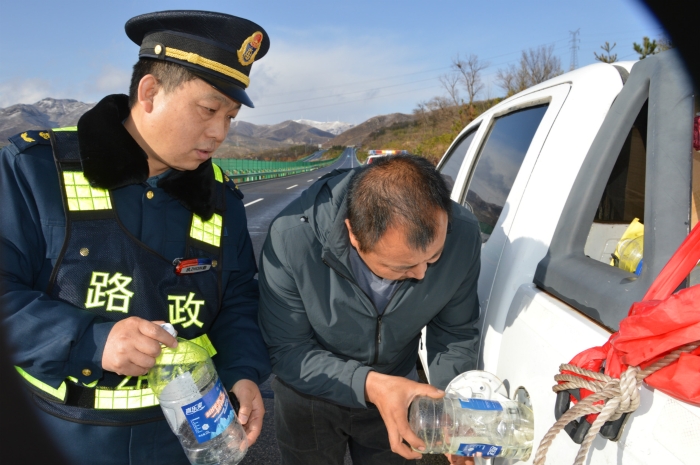 五一小长假粗心大意内蒙司机行驶至张承高速崇礼段驾车忘加油,履职尽责高速路政执法人员来排忧解难_meitu_7