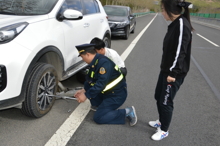 车辆爆胎高速路抛锚，路政人员热心帮助司机更换轮胎温暖“五一”回家路_meitu_3