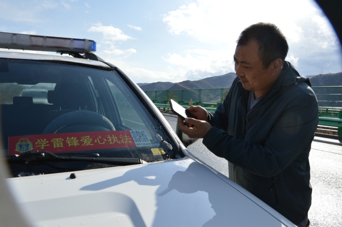 受助司乘正在对执法车辆进行信用执法监督_meitu_6