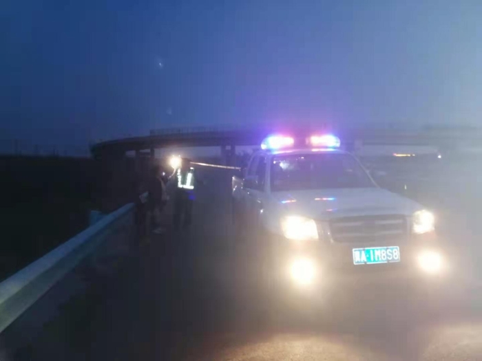 邢台大队李淼正在询问迷路母子情况