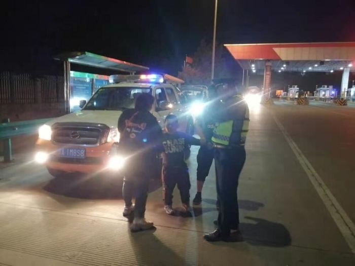 邢台大队李淼把迷路母子交给其家人