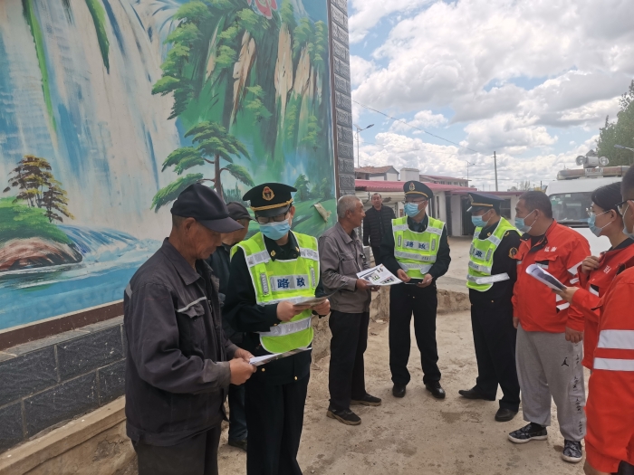 稿图5.26路政、养护入村安全宣传IMG_20210526_102232