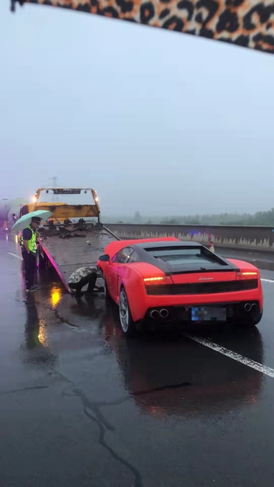 9.24雨中救援车辆3