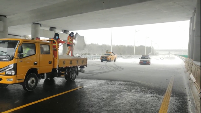 人工抛撒融雪剂