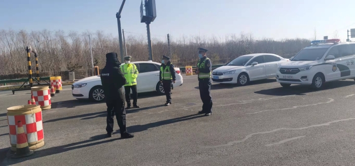 配合防疫部门检查过往车辆