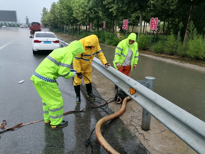 涞水西养护队快速响应 雨中抽水作业保站口畅通 1